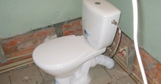 Установка приставного унитаза в Советской Гавани - монтаж и подключение, СантехДомСвс от 5259 рублей